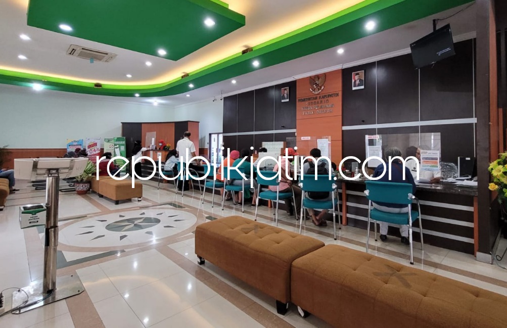 LAYANAN - Kantor BPPD Pemkab Sidoarjo melayani para wajib pajak yang membayar Pajak Bumi dan Bangunan (PBB) selama program penghapusan denda, Kamis (30/03/2023). 