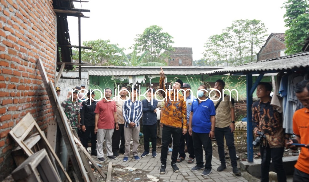 PUTING BELIUNG - Bupati Sidoarjo, Ahmad Muhdlor Ali meninjau langsung warga terdampak bencana alam puting beliung di Dusun Kempreng, Desa Tanjungsari, Kecamatan Taman, Sidoarjo, Sabtu (01/04/2023).