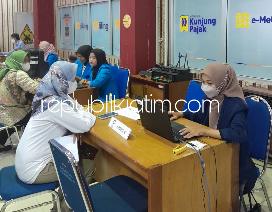 SPT TAHUNAN - Kepala Kanwil DJP Jatim II, Agustin Vita Avantin memantau pelayanan pelaporan SPT Tahunan didampingi Kepala Bidang Penyuluhan, Pelayanan, dan Hubungan Masyarakat Heru Susilo saat akhirnya target pelaporan kemarin.