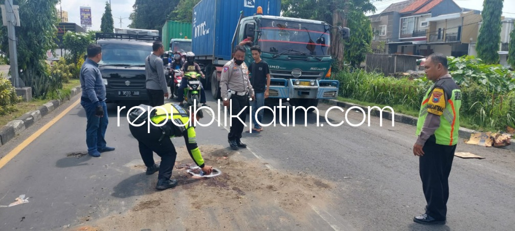 OLAH TKP - Petugas Satuan Lantas, Polresta Sidoarjo olah TKP tewasnya pengendara motor Honda Tiger, Wasis (47) warga Dusun Curahsudo, Desa Curahrejo, Kecamatan Sukorejo, Kabupaten Pasuruan di JL Raya Tebel, Kecamatan Gedangan, Sidoarjo, Rabu (05/04/2023).