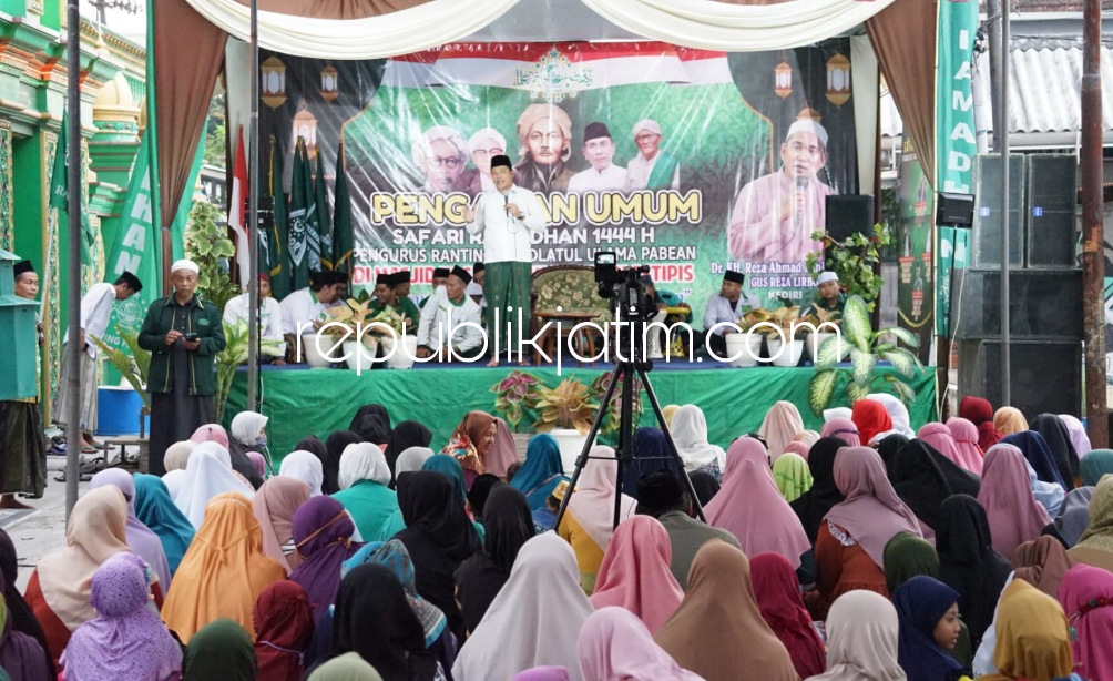 SAMBUTAN - Wabup Sidoarjo Subandi menyampaikan sambutan saat acara Peringatan malam Nuzulul Qur'an sekaligus Safari Ramadhan GP Ansor dan Fatayat NU digelar di Desa Pabean, Kecamatan Sedati, Sidoarjo, Minggu (09/04/2023) petang.