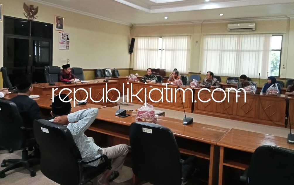 HEARING - Pimpinan dan anggota Komisi A DPRD Sidoarjo hearing bersama Sekda, Kepala BKD, Kabag Organisasi, Bappeda dan Kabag Hukum Pemkab Sidoarjo di ruang rapat DPRD Sidoarjo, Selasa (11/04/2023).