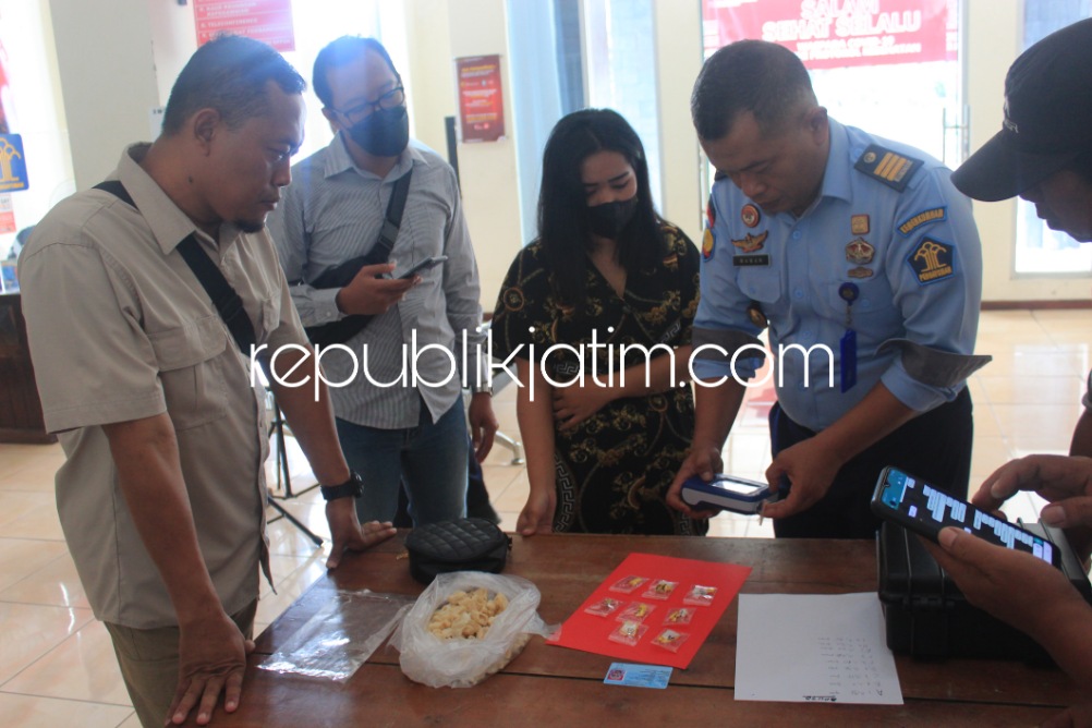 SABU-SABU - Seorang warga Krembangan Surabaya, Fitriya nekat mengirim kue yang diduga berisi 9 paket narkoba jenis sabu-sabu dengan berat total 8,26 gram ke Lapas Pemuda Madiun, Selasa (18/04/2023) sore.