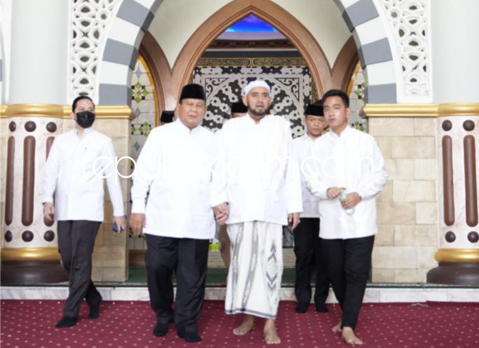 SILATURRAHMI - Ketua Umum Partai Gerindra, Prabowo Subianto didampingi Walikota Solo, Gibran Rakabuming Raka bersilaturahmi lebaran ke kediaman Habib Syech bin Abdul Qodir Assegaf di Solo, Sabtu (22/04/2023). 