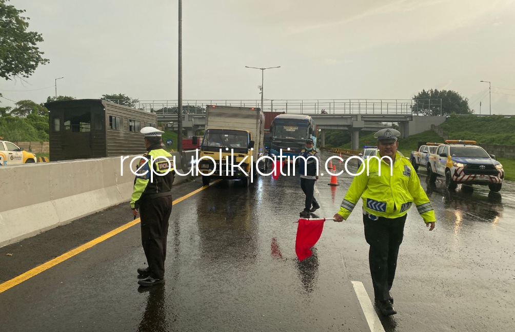 EVAKUASI - Petugas mengevakuasi sebuah bus PO Pahala Kencana bernopol B 7909 IZ terguling di KM 752 Waru arah Sidoarjo, Desa Jumputrejo, Kecamatan Sukodono sekitar pukul 05.30 WIB yang mengakibatkan dua penumpang terluka, Kamis (04/05/2023).