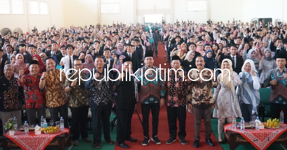 WISUDA - Bupati Sidoarjo, Ahmad Muhdlor Ali dan Kepala SMAN 4 Sidoarjo, Dr Imam Jawahir memberi motivasi dan semangat 433 wisudawan dan wisudawati di Gedung Sport Center SMAN 4 Sidoarjo, Sabtu (06/05/2023). 