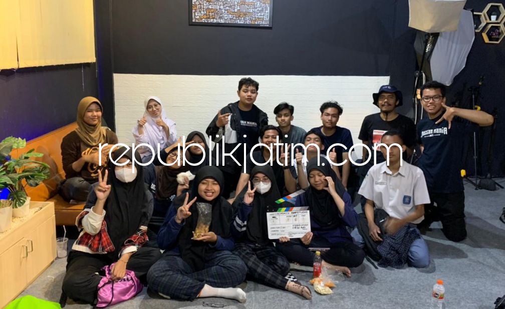 FILM - Tim ekstrakurikuler siswa SMA Muhammadiyah 1 Taman (Smamita) Sidoarjo khusus sinema memproduksi dua film dalam setahun yang dikerjakan para siswa mengambil lokasi di lingkungan sekolah dan beberapa lokasi shooting lainnya, Rabu (10/05/2023).