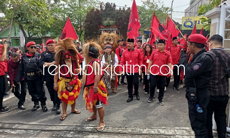 ARAK - ARAKAN - Ketua DPC PDI Perjuangan, Sumi Harsono mendampingi 50 Bacaleg PDI Perjuangan dengan arak-arakan atau longmarch dari Kantor DPC PDI Perjuangan menuju KPU Sidoarjo, Kamis (11/05/2023). 