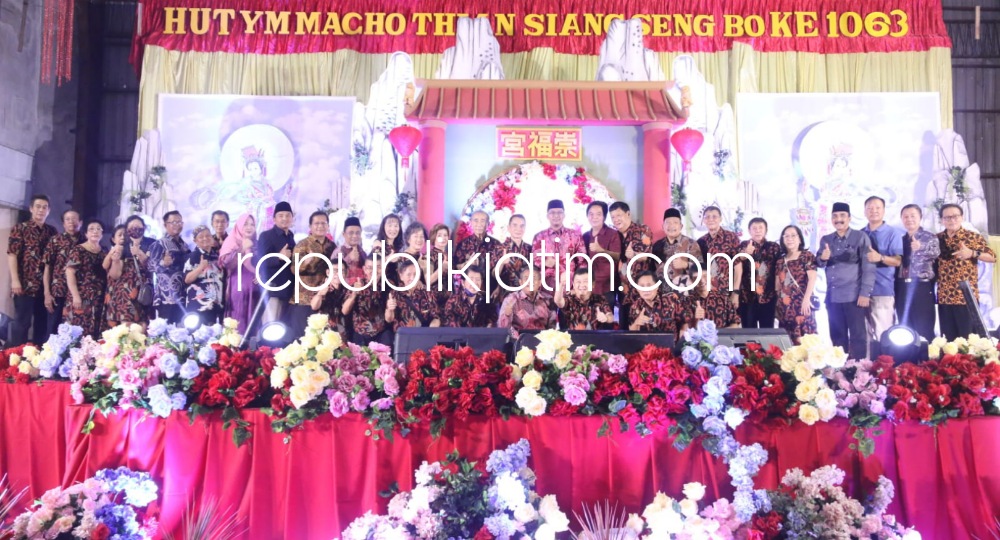 AJAK - Bupati Sidoarjo, Ahmad Muhdlor Ali mengajak warga Sidoarjo membangun tali persaudaraan saat perayaan ulang tahun YM Macho Thian Siang Seng Bo ke 1.063 di Tempat Ibadah Tri Dharma (TITD) Tjok Hok Kiong, Sidoarjo, Kamis (11/05/2023) malam.