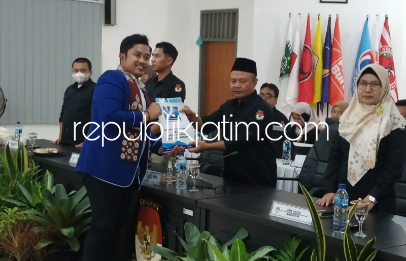 DAFTAR - Ketua DPC Partai Demokrat Sidoarjo, Zahlul Yussar mendaftarkan sebanyak 50 Bacaleg Partai Demokrat ke KPU Sidoarjo dengan menunggangi kuda, Minggu (14/05/2023).