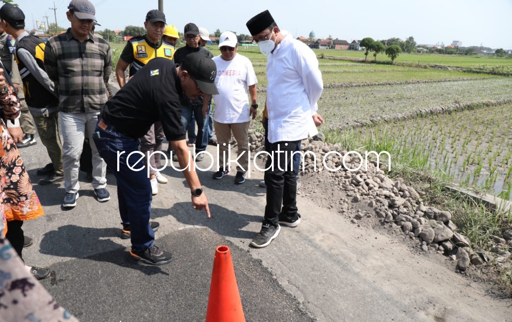 SIDAK - Bupati Sidoarjo, Ahmad Muhdlor Ali menggelar Sidak perawatan Jalan Desa Sumberejo menuju Desa Wonokasian, Kecamatan Wonoayu, Sidoarjo yang rusak berat dan mulai diperbaiki sekitar 300 meter, Kamis (18/05/2023). 