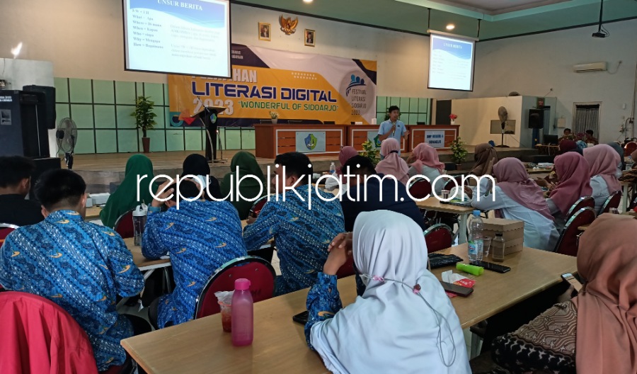 PENULISAN - Seorang anggota PWI Sidoarjo, Syaiful Bahri memberikan materi teknis penulisan saat acara Literasi Digital dalam rangka Festival Literasi Sidoarjo (FLS) di Aula SMPN 4 Sidoarjo dengan peserta sekitar 220 guru setingkat SMP, Rabu (24/05/2023).