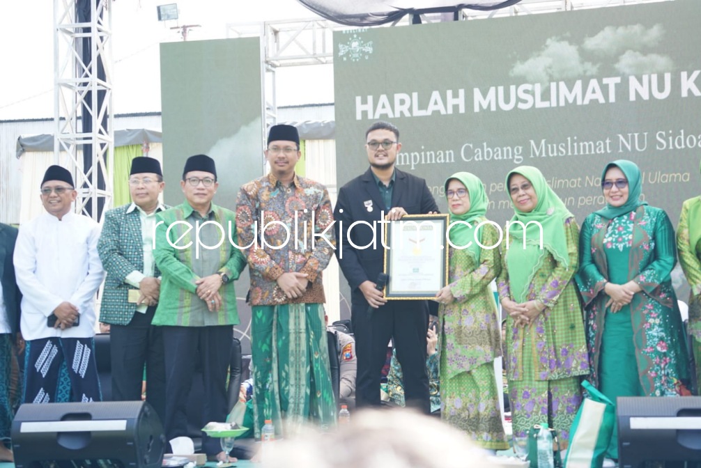 MURI - Lapangan Parkir Timur GOR Sidoarjo menjadi saksi perayaan Harlah ke 77 Muslimat NU dengan makan kupang lontong bersama yang digelar dalam Harlah Muslimat NU memecahkan Museum Rekor Indonesia (MURI), Minggu (28/05/2023). 