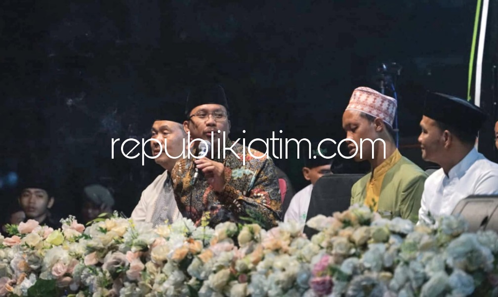 BERSHALAWAT - Bupati Sidoarjo, Ahmad Muhdlor Ali bersama para tokoh agama di Kecamatan Sukodono membuka acara Sukodono Bershalawat yang digelar di halaman MPP Kecamatan Sukodono, Minggu (28/05/2023) malam.