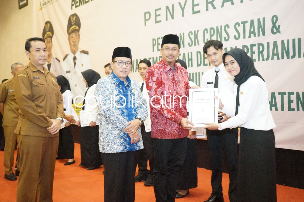 SERAHKAN - Bupati Sidoarjo, Ahmad Muhdlor Ali menyerahkan 1.167 orang terdiri 1.161 tenaga kesehatan menerima SK Pegawai Pemerintah dengan Perjanjian Kerja (PPPK) Formasi 2022 dan 6 orang CPNS STAN di Sun City Convention Hall Sidoarjo, Senin (29/05/2023).