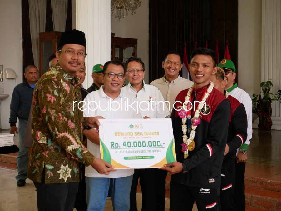 BONUS - Bupati Sidoarjo Ahmad Muhdlor Ali menyerahkan bonus mulai Rp 20 juta - Rp 60 juta kepada delapan atlet asal Sidoarjo peraih medali emas, perak dan perunggu di Sea Games 2023 di Kamboja di Pendopo Delta Wibawa, Sabtu (03/06/2023).