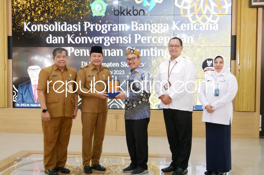 KUNJUNGAN - Wabup Sidoarjo, Subandi menerima kunjungan Kepala BKKBN, dr Hasto Wardoyo SpOG (K) untuk mengecek program penurunan stunting di Pendopo Delta Wibawa, Senin (05/06/2023).