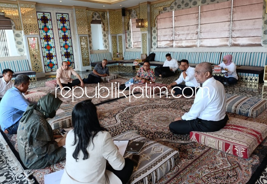 RAPAT - Ketua Asprov PSSI Jatim Ahmad Riyadh UB PhD memimpin rapat koordinasi PSSI Jatim di Surabaya, Selasa (06/06/2023). 