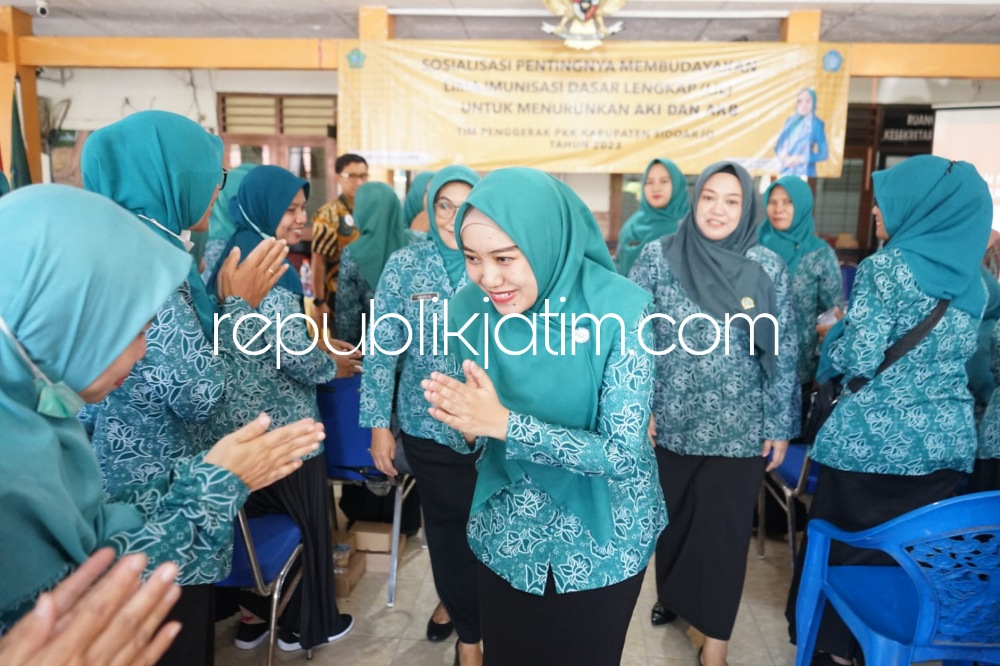 IMUNISASI - Ketua Tim Penggerak PKK Kabupaten Sidoarjo, Ny Sa’adah Ahmad Muhdlor meminta kader PKK mensosialisasikan pentingnya imunisasi dasar lengkap bagi anak-anak kepada para orang tua di Desa/Kecamatan Tulangan, Sidoarjo, Kamis (08/06/2023).