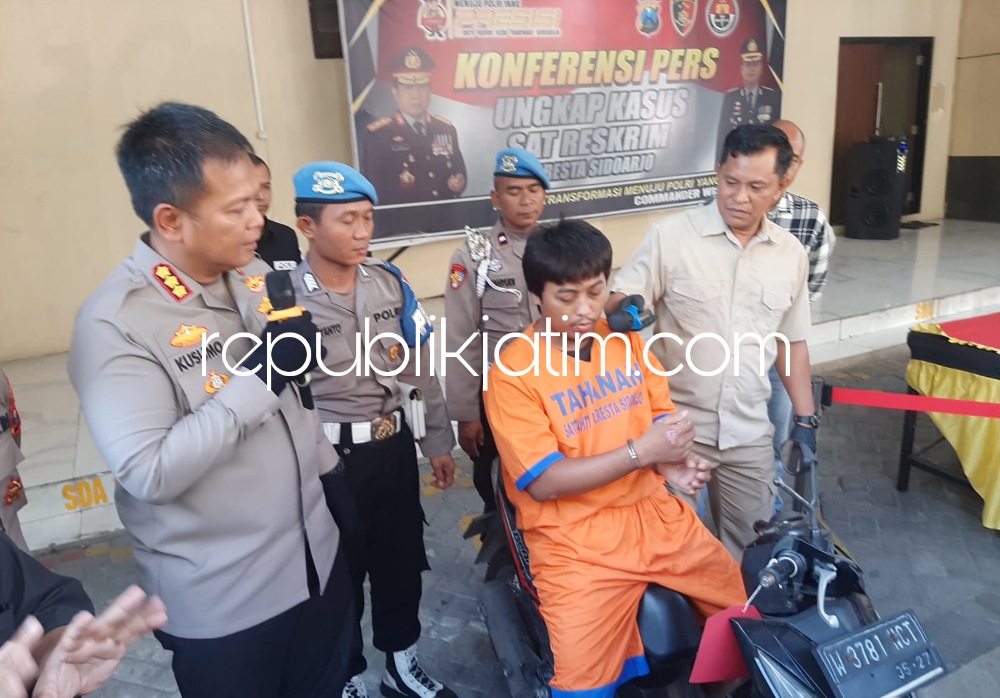 DITAHAN - Kapolresta Sidoarjo, Kombes Pol Kusumo Wahyu Bintoro menginterogasi tersangka kasus begal payudara, M Nasron warga Desa Gebang, Kecamatan Sidoarjo di Polresta Sidoarjo, Kamis (08/06/2023). 