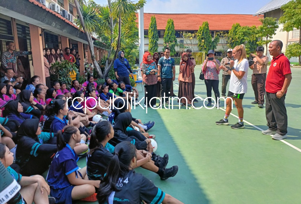 COACHING - Konjen Australia di Surabaya Viona Hogart mendampingi Gema Simon yang tak lain pemain Timnas Wanita Australia memberikan Coaching Clinic tim sepakbola putri SMAN 4 Sidoarjo bersama Kepala SMAN 4 Sidoarjo, Dr Imam Jawahir, Jumat (09/06/2023).
