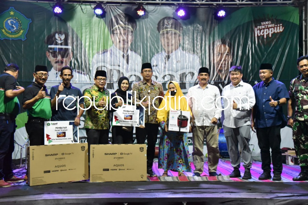 PASAR RAKYAT - Sebanyak 3 orang berhak menerima hadiah dari Bupati Sidoarjo, Ahmad Muhdlor Ali karena ketaatannya membayar pajak saat pembukaan Pasar Rakyat Sidobangkit Desa Rangkah Kidul, Kecamatan Sidoarjo, Jumat (09/06/2023) malam.