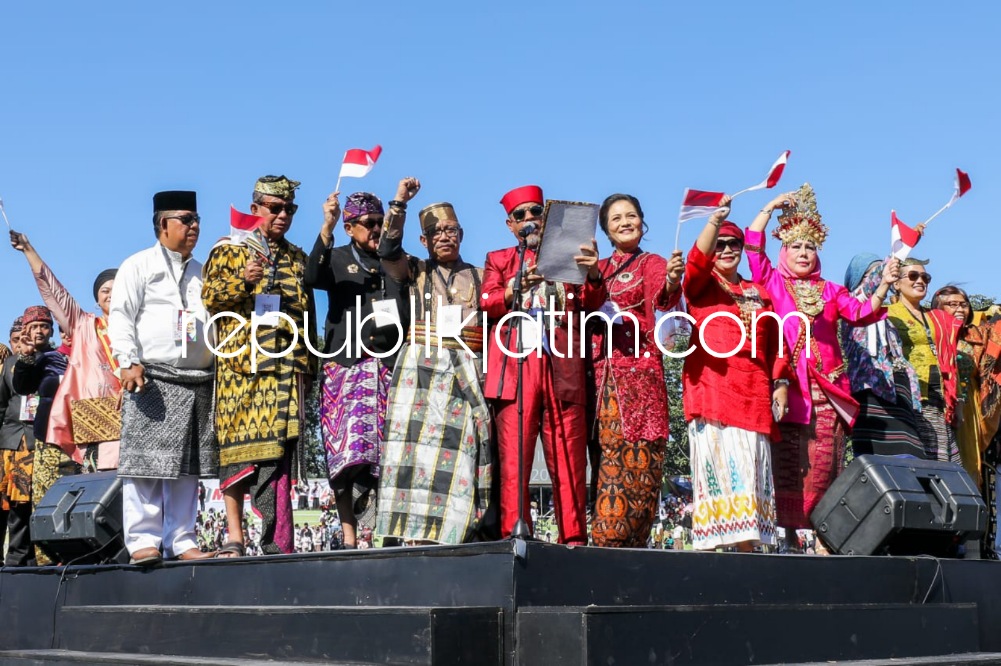 DEKLARASI - Kolano Kie Raha Buldan Ternate Sirajul Mulki Amiruddin As Sultan Iskandar Hidayatullah Sjah membaca deklarasi Dinasti Nusantara dukung Ganjar Pranowo menjadi Presiden RI Tahun 2024 saat di Stadion GOR Sidoarjo, Sabtu (10/06/2023) sore.