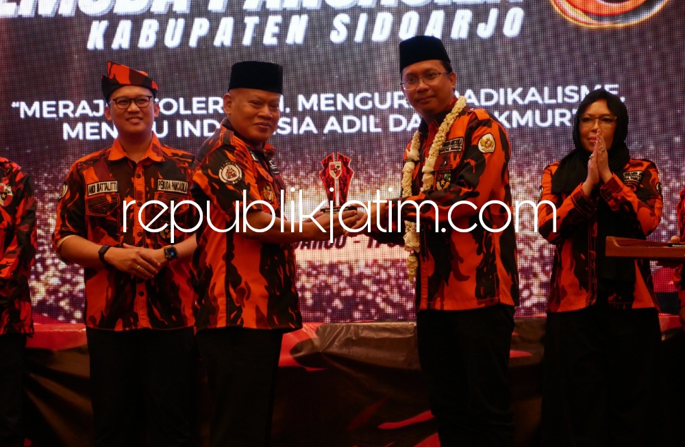 APRESIASI - Bupati Sidoarjo, Ahmad Muhdlor Ali mengapresiasi peran serta Pemuda Pancasila Sidoarjo yang diketuai Mursidi dalam pembangunan Sidoarjo saat pelaksanaan Muscab ke 8 di Fave Hotel Sidoarjo, Minggu (11/06/2023).