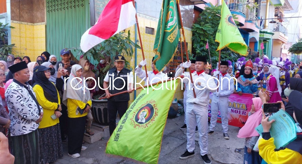 MUSIK PATROL - Wabup Sidoarjo Subandi memberangkatkan Pawai Budaya Janorta Tahun 2023 dan Musik Patrol Bershalawat saat Haflah Yayasan Pondok Pesantren Jabal Noer Geluran, Kecamatan Taman, Sidoarjo, Sabtu (11/06/2023) sore.