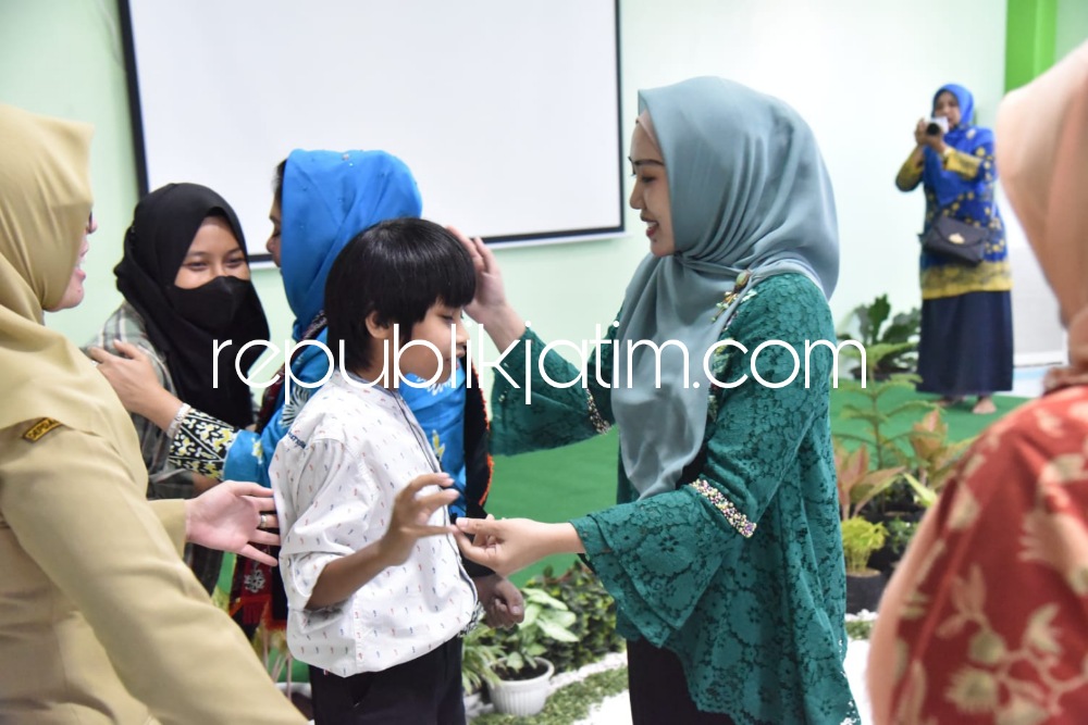 STUDI TIRU - Bunda PAU Sidoarjo, Ny Sa'adah Ahmad Muhdlor mendampingi Pokja Bunda PAUD Kabupaten Deli Serdang, Sumut studi tiru (belajar) pelayanan UPTD Anak Berkebutuhan Khusus (ABK) Sidoarjo, Senin (12/06/2023). 
