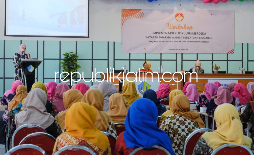 WORKSHOP - Pembina Yayasan Dharma Wanita Persatuan Sidoarjo,Ny Sa’adah Ahmad Muhdlor membuka gelaran workshop Implementasi Kurikulum Merdeka di Aula SMPN 4 Sidoarjo mulai tanggal 13 sampai 14 Juni 2023.
