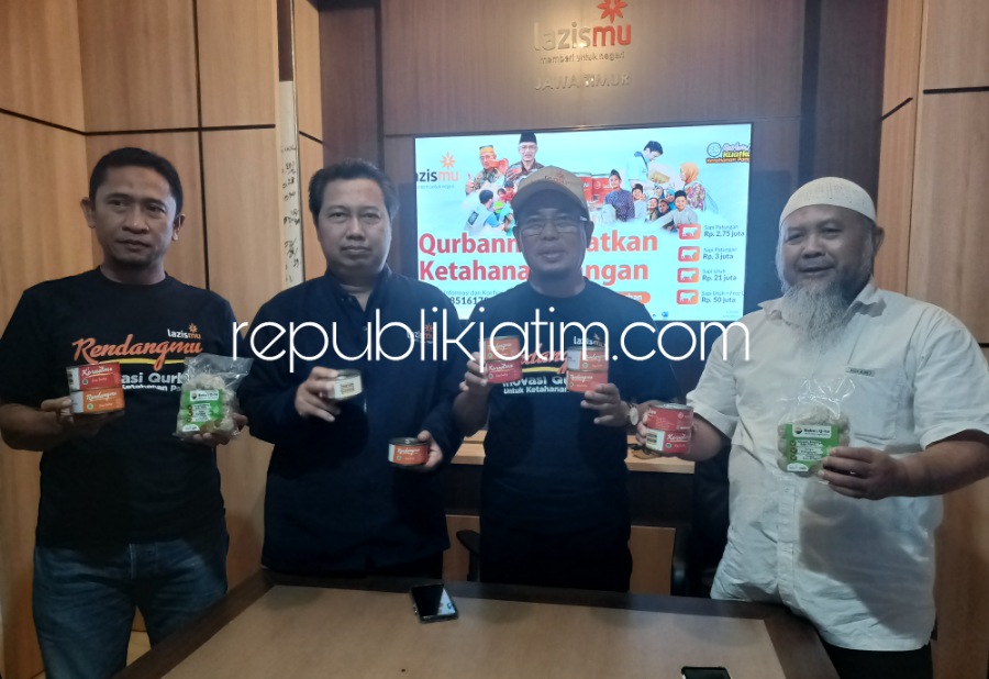 PRODUK - Ketua Lazismu Jatim Imam Hambali didampingi Sekretaris M Masrukh dan pengurus menjelaskan produk qurban berupa rendang, kornet dan bakso siap saji untuk korban bencana alam dan lainnya di kantor LAZISMU Jatim JL Jawa, Buduran, Kamis (15/06/2023).