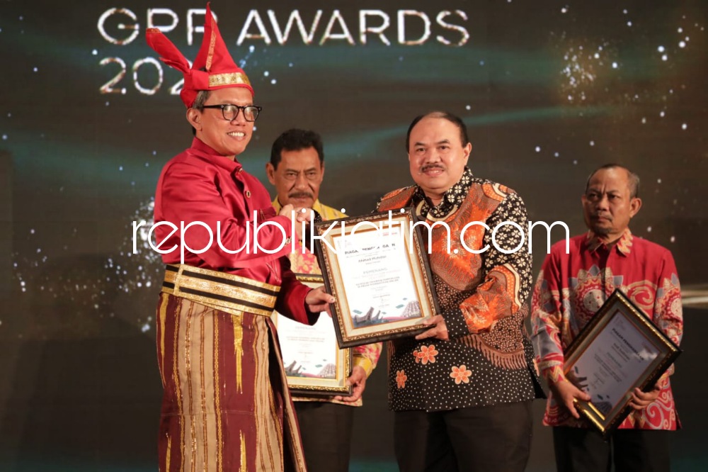 NOBATKAN - Plt Kepala Dinas Kominfo Sidoarjo, Didik Tri Wahyudi menerima penghargaan Bupati Sidoarjo sebagai pemimpin terpopuler di Media Pemberitaan Online dalam ajang The 1st INDONESIA GPR AWARDS (IGA) 2023 di Hotel Clora, Makassar, Jumat (16/06/2023).
