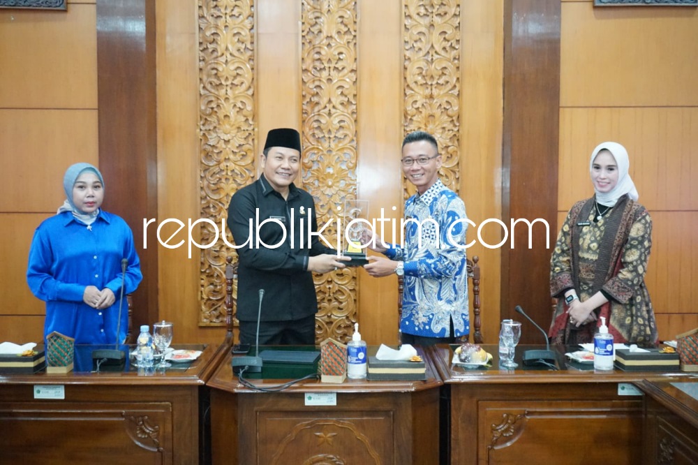 STUDI TIRU - Rombongan Wabup OKU Timur M Adi Nugraha Purna Yudha yang hendak studi gitu diterima langsung Wabup Sidoarjo, Subandi di Ruang Delta Wicaksana, Setda Kabupaten Sidoarjo, Senin (19/06/2023).