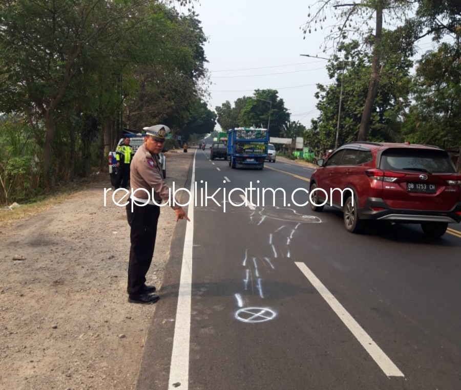 OLAH TKP - Petugas Satuan Lantas Polresta Sidoarjo saat olah TKP laka lantas motor di JL Raya Surabaya - Mojokerto hingga korban tewas di TKP, Kamis (22/06/2023).