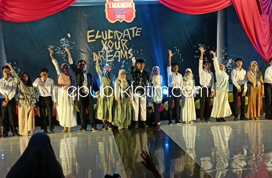 SMAMDA FESTIVAL - Sejumlah siswa dan siswi memeriahkan berbagai pertunjukkan drama dalam acara Awarding Smamda Festival 2023 di Aula AR Fakhrudin SMA Muhammadiyah 2 Sidoarjo (Smamda), Kamis (22/06/2023). 
