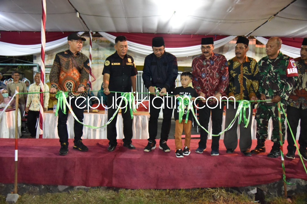 SARASEHAN - Bupati Sidoarjo Ahmad Muhdlor Ali sarasehan bersama Ketua RT dan RW dari empat desa di Kecamatan Sidoarjo di Gedung Serba Guna Desa Jati, Kecamatan Sidoarjo sekaligus mengecek kondisi lapangan desa setempat, Minggu (25/06/2023) malam.