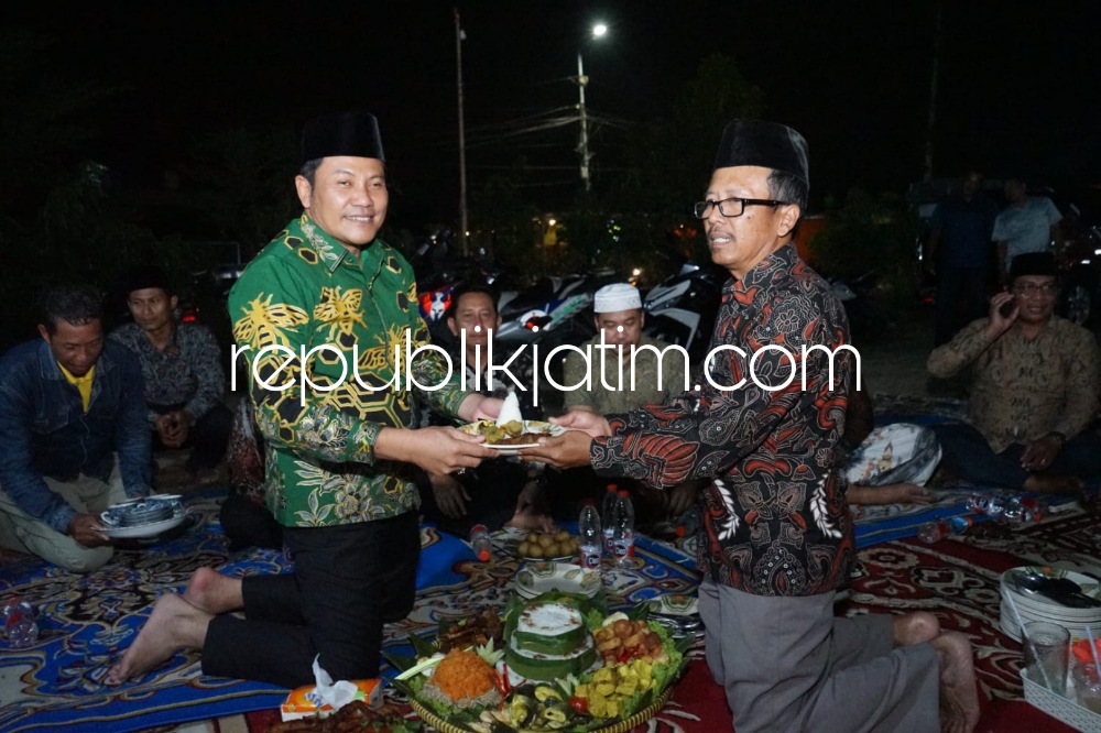 RESMIKAN - Wabup Sidoarjo, Subandi meresmikan Pasar Desa Kragan, Kecamatan Gedangan, Sidoarjo, Minggu (26/06/2023) malam.