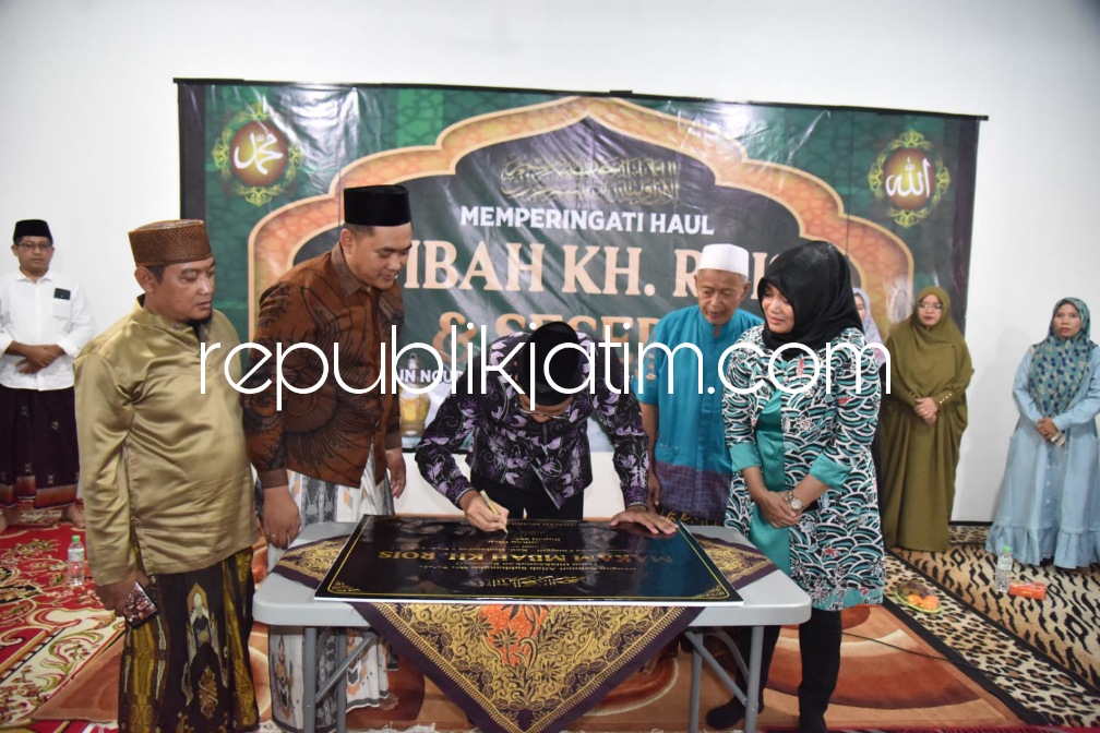 RESMIKAN - Bupati Sidoarjo Ahmad Muhdlor Ali meresmikan komplek makam Kiai Rois di Tempat Pemakaman Umum (TPU) Desa Punggul, Kecamatan Gedangan, Sidoarjo bersamaan haul ke 102, Minggu (26/06/2023).