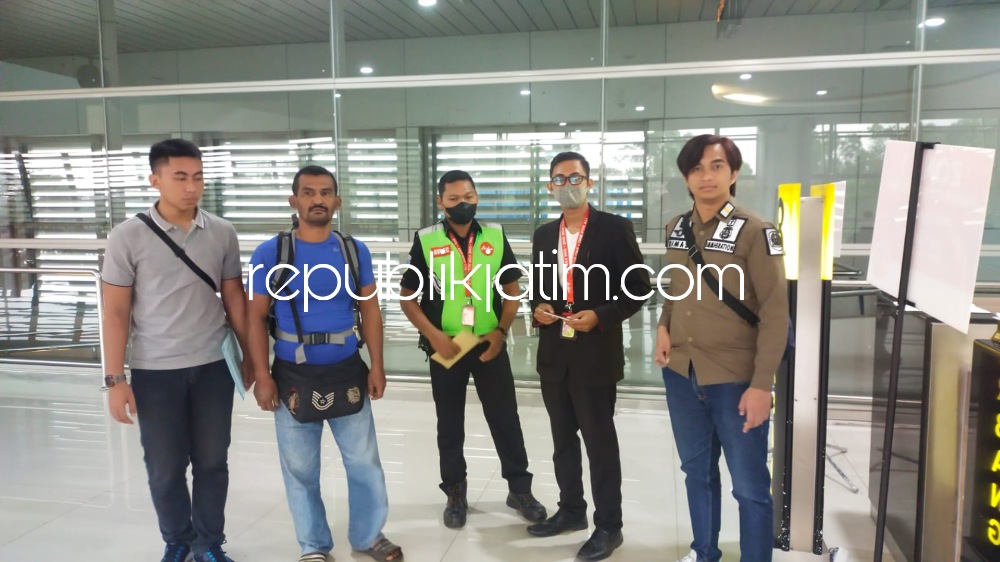 DEPORTASI - Kanwil Kemenkumham Jatim melalui Kantor Imigrasi Tanjung Perak akhirnya mendeportasi Warga Negara Asing (WNA) asal Malaysia, HBR melalui Bandara Internasional Juanda Surabaya di Sidoarjo, Sabtu (08/07/2023).