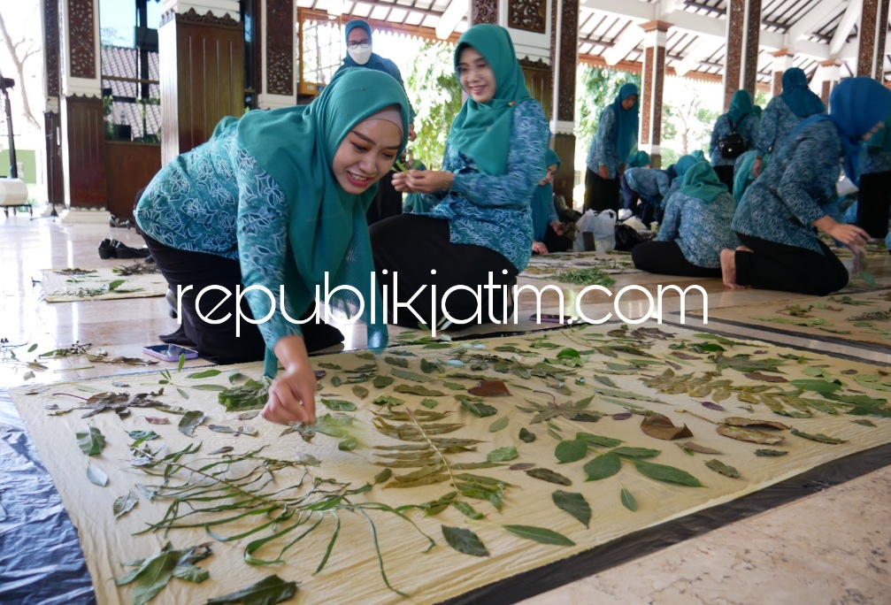 ECOPRINT - Istri Bupati Sidoarjo, Ny Sa'adah Ahmad Muhdlor membuka kegiatan pelatihan Ecoprint. Kegiatan yang dipusatkan di Pendopo Delta Wibawa ini diikuti 180 peserta, Selasa (18/07/2023).