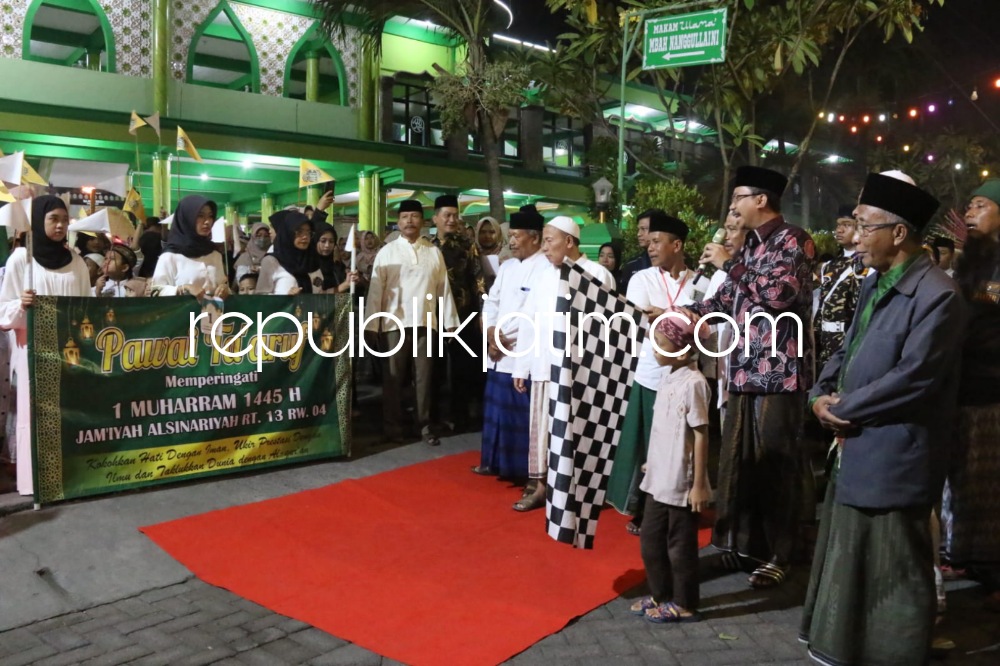PAWAI - Bupati Sidoarjo, Ahmad Muhdlor Ali memberangkatkan Pawai Ta'aruf memperingati Tahun Baru Islam 1 Muharram 1445 Hijriyah di Desa Siwalanpanji, Kecamatan Buduran, Sidoarjo yang disambut meriah warga, Sabtu (22/07/2023) malam.