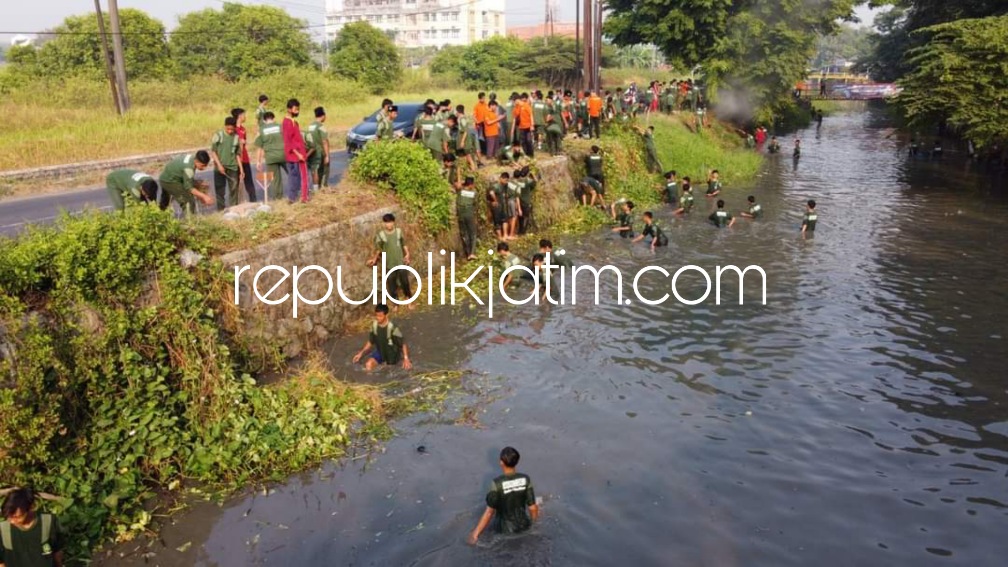 BERSIHKAN SUNGAI - Sebanyak 502 siswa dan siswi SMK YPM 8 Sidoarjo membersihkan sampah di sungai sekaligus menebar ribuan benih ikan di Sungai Perbatasan Desa Sarirogo, Kecamatan Sidoarjo dan Anggaswangi, Kecamatan Sukodono, Sidoarjo, Selasa (25/07/2023).