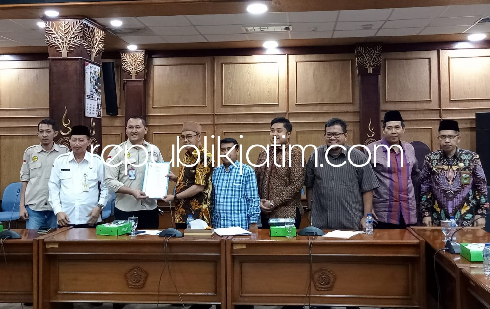 TOLAK - Sejumlah pengurus Forsil MWCNU dan MKKS SMK Sidoarjo hearing (dengar pendapat) dengan anggota dan pimpinan Komisi D DPRD Sidoarjo soal pendirian SMK Negeri dan Madrasah Aliyah Negeri (MAN) di ruang rapat DPRD Sidoarjo, Rabu (26/07/2023) sore.