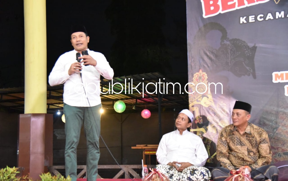 AJAK RUKUN - Wabup Sidoarjo Subandi mengajak warga Desa Keboansikep, Kecamatan Gedangan untuk menjaga guyub dan rukun demi kemajuan pembangunan di desanya saat ruwah desa setempat, Jumat (28/07/2023) malam.