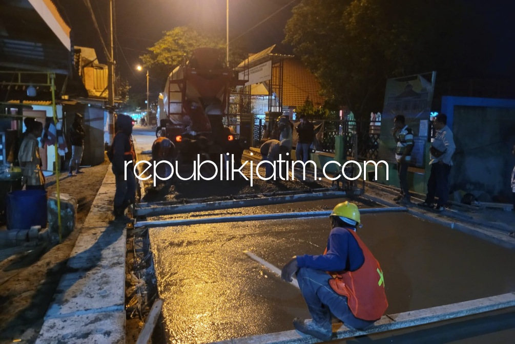 BETON - Pekerjaan proyek betonisasi JL Desa Tropodo 1, Kecamatan Waru, Sidoarjo diharapkan selesai sesuai target. Pekerjaan telah mencapai tahap rigid beton (perkerasan jalan beton), Minggu (30/07/2023).