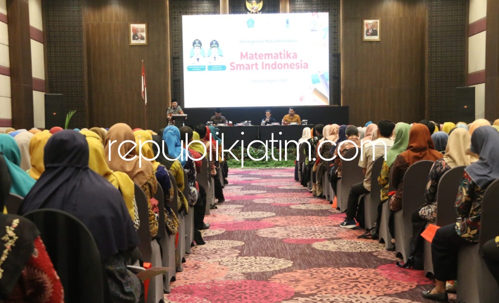 PELATIHAN - Sebanyak 385 Guru Matematika mengikuti pelatihan Matematika Smart Indonesia yang diselenggarakan Dinas Pendidikan dan Kebudayaan (Dikbud), MKKS dan K3S dengan Yayasan Pendidikan Adiluhung Nusantara di Fave Hotel Sidoarjo, Selasa (01/08/2023).