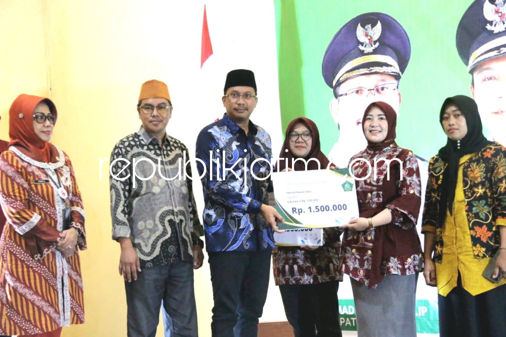 INSENTIF - Bupati Sidoarjo, Ahmad Muhdlor Ali kembali membagikan insentif kepada 951 Tenaga Kesehatan (Nakes) dan kader kesehatan di GOR Kecamatan Gedangan, Sidoarjo, Jumat (04/08/2023).