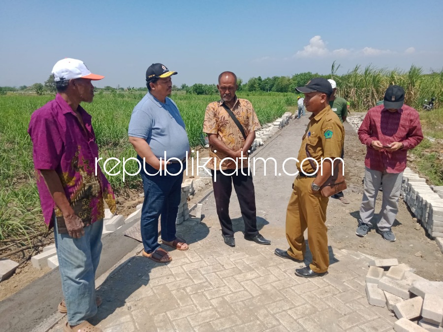 SIDAK - Anggota Komisi V DPR RI, Sigit Sosiantomo, Ketua Pokmas Muchammad Roni dan Kepala Desa Grinting Akhmad Shodirin saat meninjau proyek PISEW di Desa Grinting, Kecamatan Tulangan, Sidoarjo, Senin (07/08/2023).