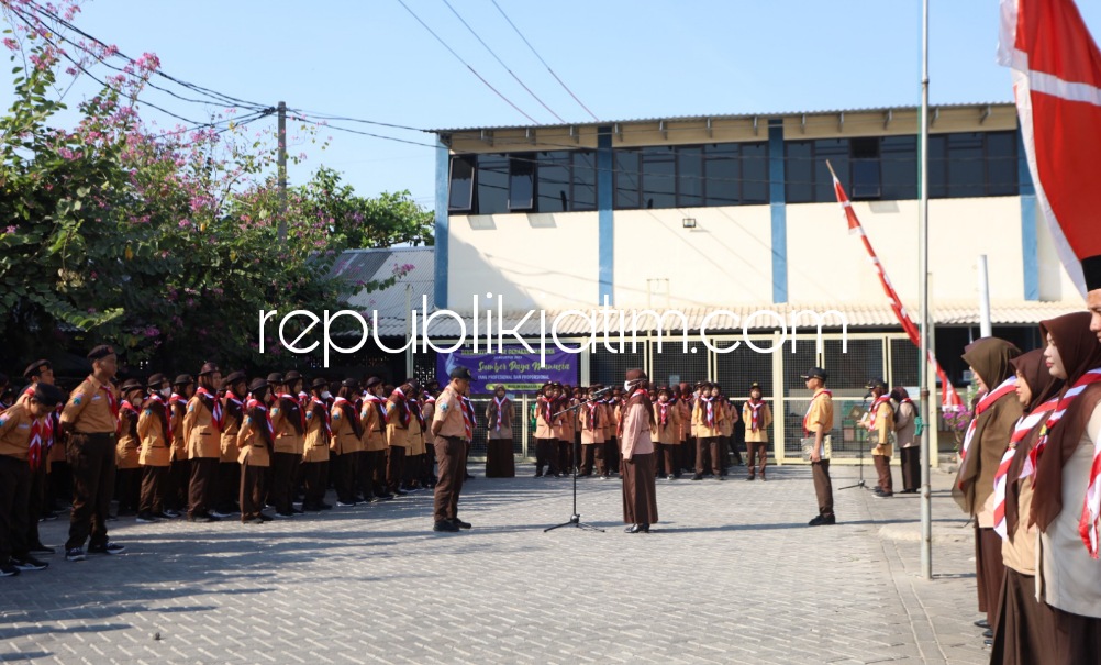 PRAMUKA - Upacara Hari Pramuka SMP Al Muslim diikuti Kamabigus, Pembina Gudep, Pembina Satuan, guru-guru dan para penggalang (siswa) sebagai petugas tim inti yang disiapkan dengan pembina upacara Kak Siti Aisyah, Senin (14/08/2023).